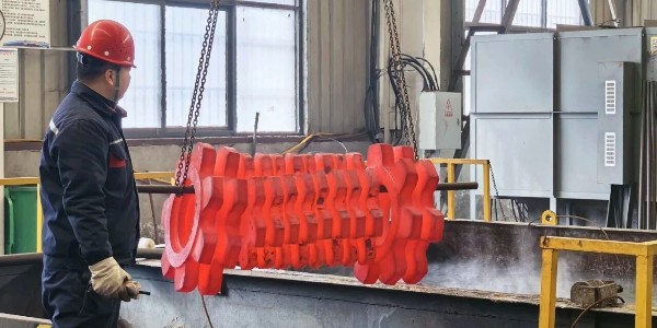 鏈輪體熱處理，強韌兼?zhèn)?，抗磨無憂